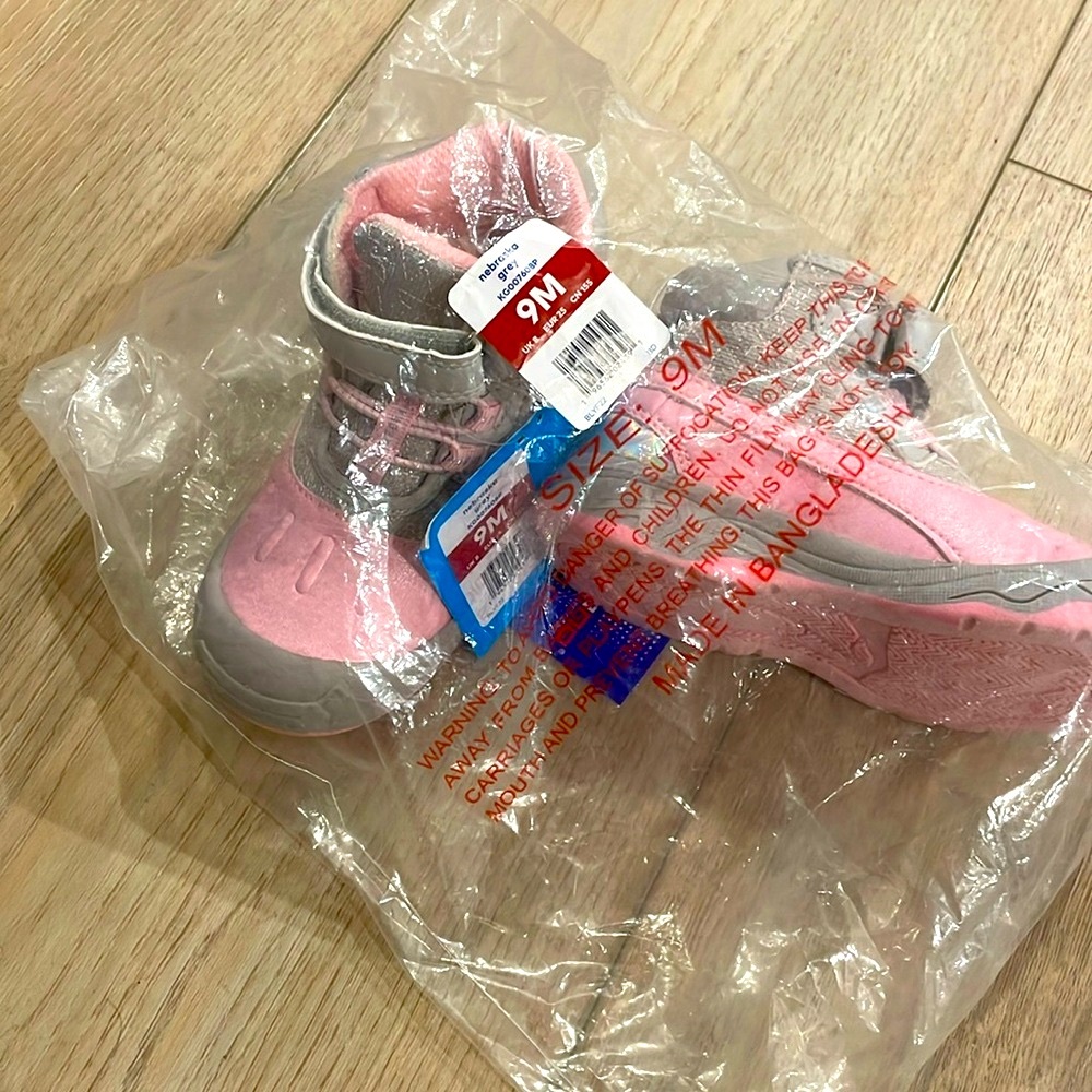 Pink/Grey ducky style girls toddler snow boot. New never worn. Still in bag.